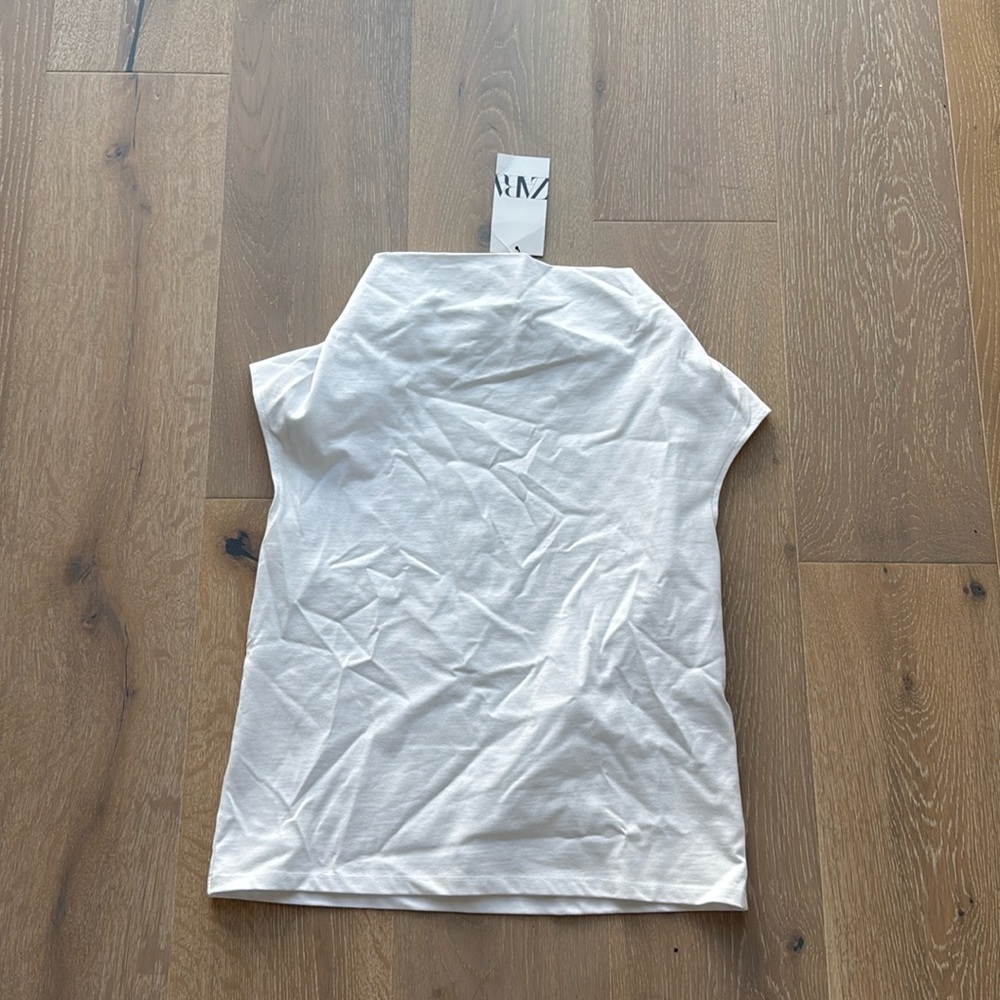 New Zara white scoop neck white knit top. Size m